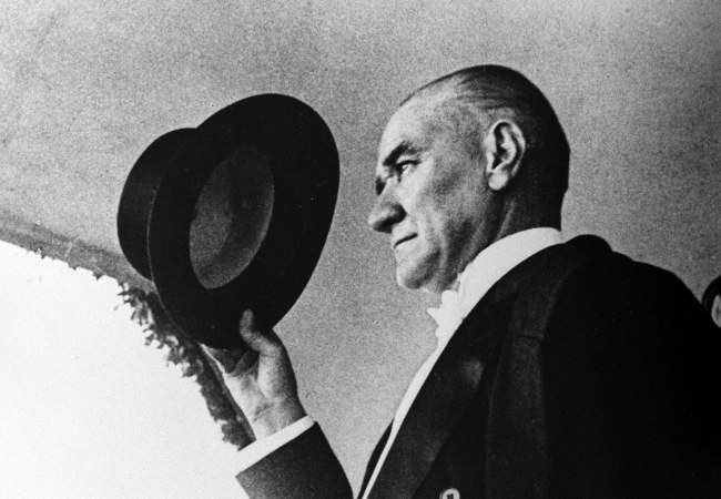 Gazi Mustafa Kemal Atatürk şapkasıyla selam verirken