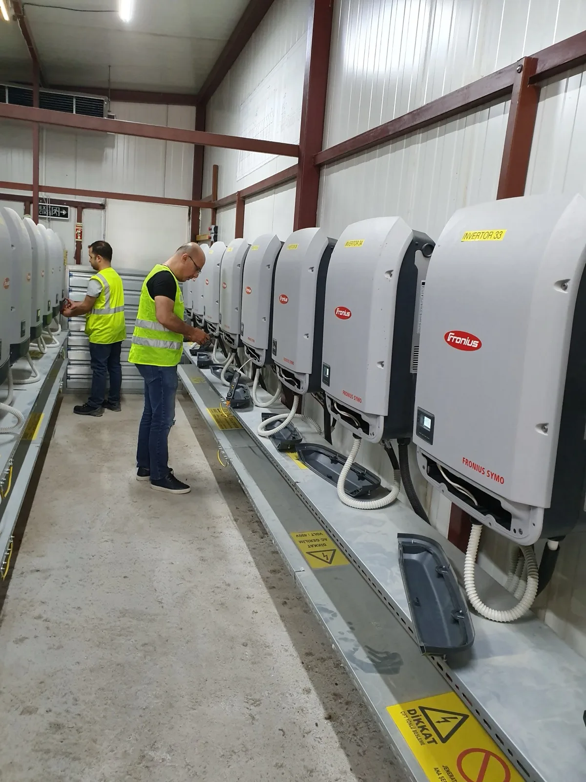 Azimut Solar teknisyeni Fronius inverter bakımı yapıyor