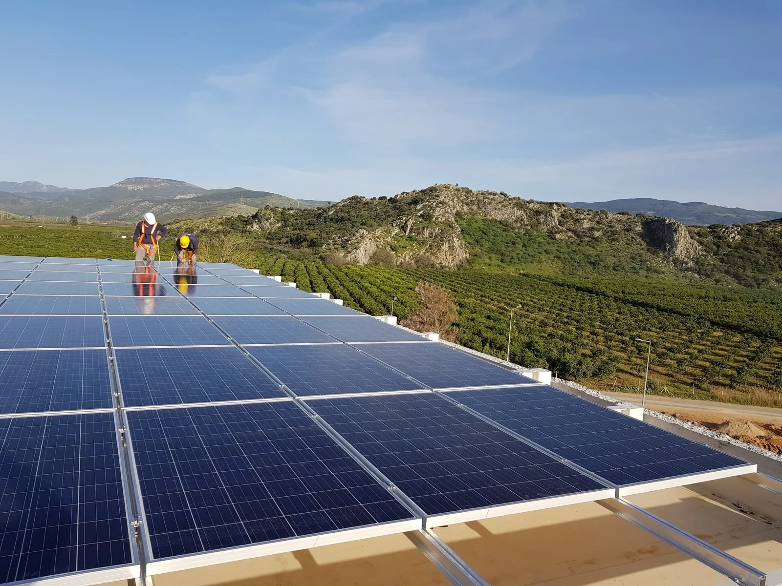 Çatı üzeri güneş paneli montajı — Azimut Solar ekibi sahada